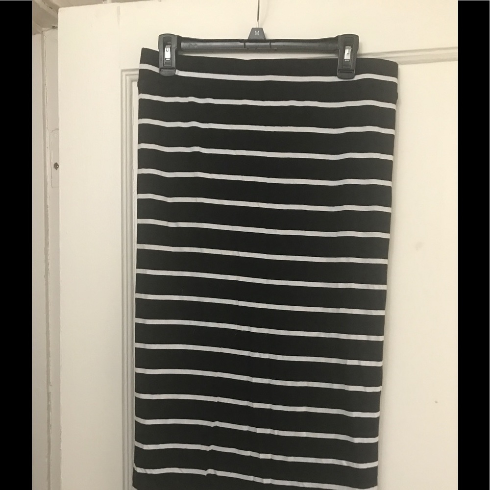 Apt9 skirt. Black and white size M. Form fitting